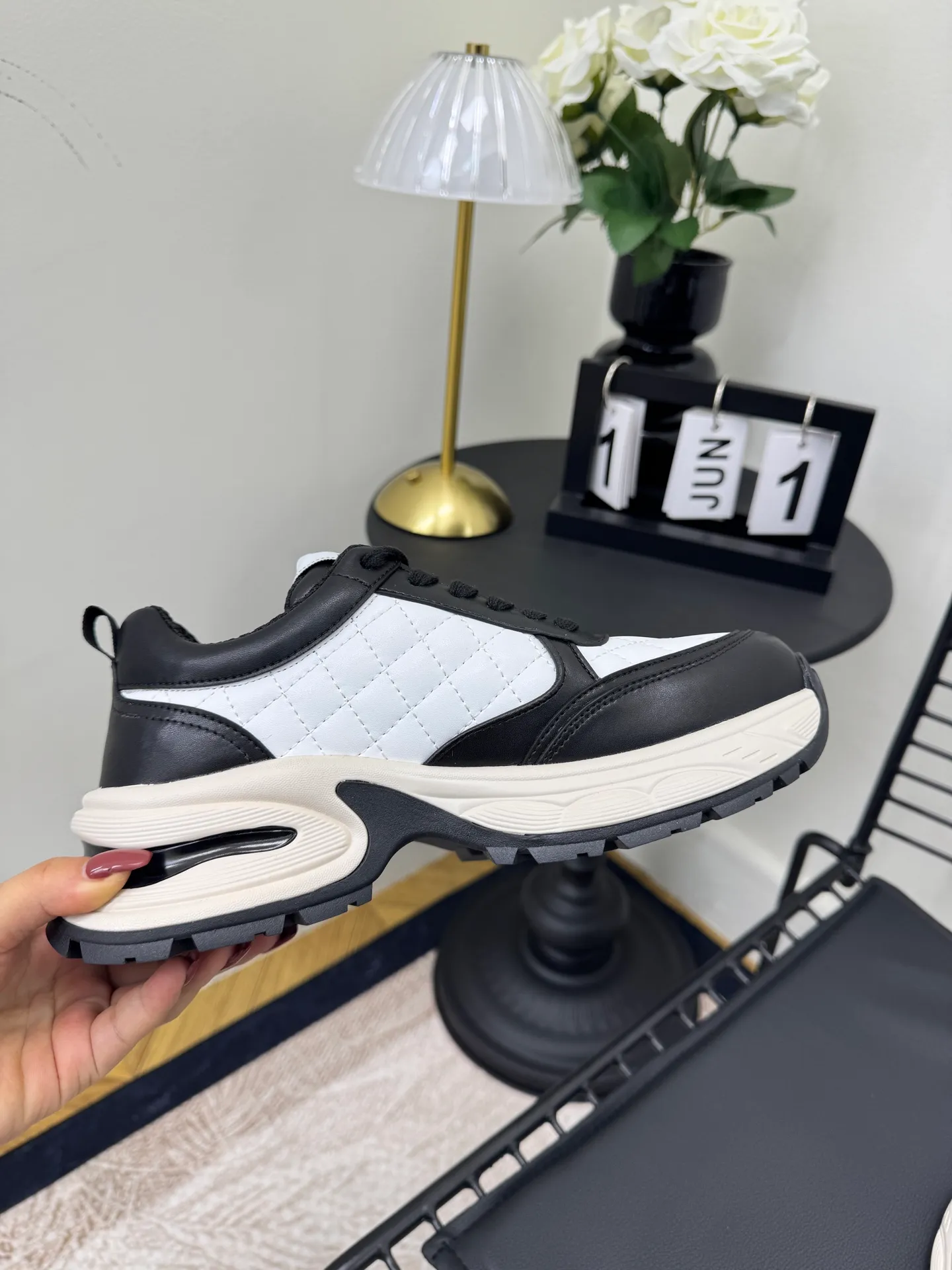Men's men's shoes pP660! Size: 35-41 Chanel 25C new Chanel sports and casual shoes. Versatile white shoes. You can’t go wrong with the styles. The contrasting colors are full of vitality. The logo embossed on the side is very delicate on the feet. The upper is made of original customized materials. The original outsole.